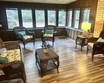 The Bay House At The Rez, 4 Bdrm 2 Ba - Brandon - Lounge