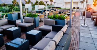 Hilton Garden Inn Santa Barbara/Goleta - Schoner - Innenhof