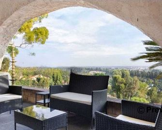 Spacious 6-bedroom villa on hills with breathtaking LA skyline and city views - Whittier - Balcony