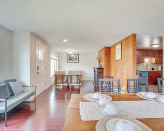 Renton Home Gazebo with TV and BBQ, 15 Mi to Seattle - Renton - Dining room