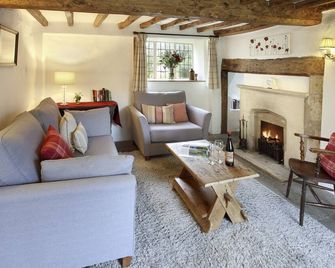 Letterbox Cottage - a Cotswold cottage that sleeps 4 guests in 2 bedrooms - Chipping Campden - Living room
