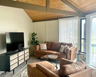 3BD/3BA Roundhouse Retreat near Bedford Springs, where breathtaking views await! - Bedford - Wohnzimmer