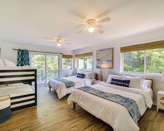 Private Beachfront Lake Michigan Rental with Kayaks - Pentwater - Bedroom