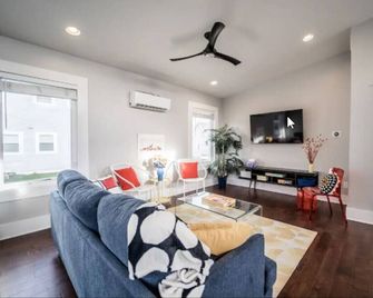Luxury w - SoakTub- King - Backyard - Fountain Sq - Indianapolis