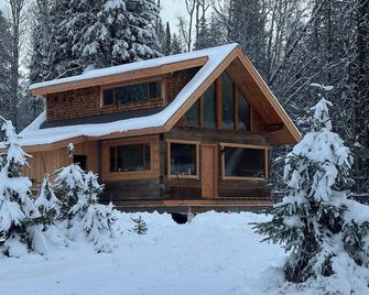 The Wise Owl's Roost. A luxury cabin with hot tub and amazing mountain views - Golden - Building
