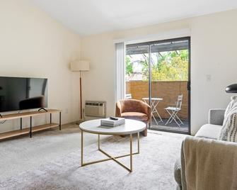 Deluxe Mountain View 1BR w/ Pool & Gym, 5 mins to Target, by Blueground - Mountain View - Living room