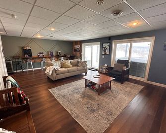 Spa Play & Stay @ Slopeview 10+ - Ellicottville - Living room