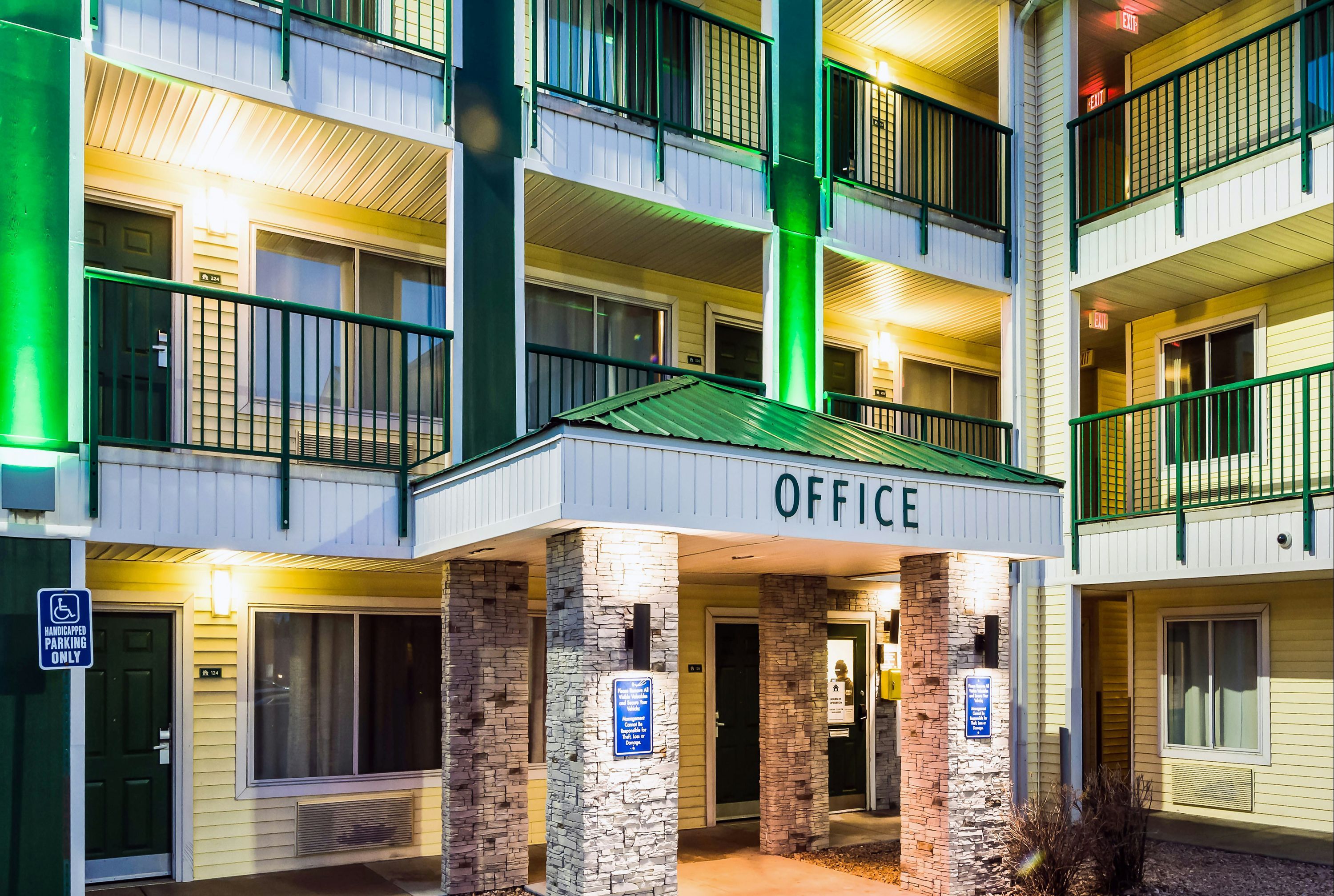 Hometowne Studios by Red Roof - Colorado Springs Airport - Colorado Springs - Bygning