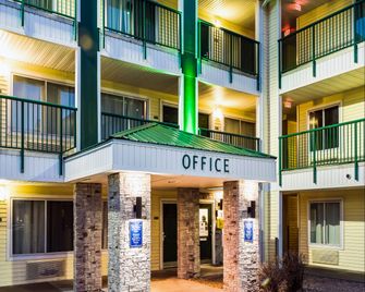 Hometowne Studios by Red Roof - Colorado Springs Airport - Colorado Springs - Bygning