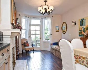 Central Castro 2br W/ Private Deck, Garden And Laundry- No Stairs! - 三藩市 - 客廳