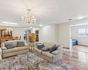 New! Russell House Near Hollywood & Griffith Park - Los Angeles - Living room