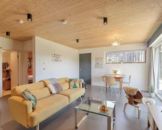 Sustainabel & smart, 5-star vacation-home with lake view - Gstadt am Chiemsee - Living room