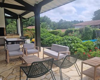 Pool villa with Rhune view, just a few minutes from the beach, tennis court and golf course - Ascain - Patio
