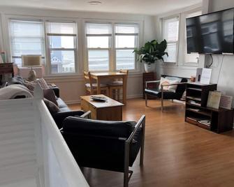 #2 Beautiful Milford Beach Right Across Street - Charles Island/Silver Sands Pk - Milford - Living room