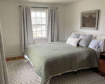3-bedroom house 2 blocks from MGH on wonderful family-friendly street! - Marion - Bedroom