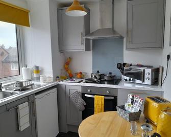 Whole Apartment with Balcony Breakfast & Parking - Bishop Auckland - Kitchen