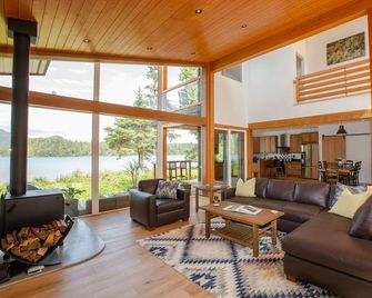 Stunning West Coast Waterfront Luxury Home - Tofino - Olohuone