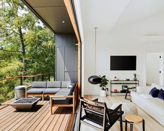 Letting Geaux is a mountain retreat designed for a stylish winter escape. Enjoy a private hot tub, full kitchen, ensuite bedrooms, modern interiors, game room, expansive decks and fire pit. Perfect for slow mornings, cozy evenings and starry skies. - Young Harris - Living room