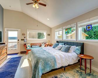 Bremerton Studio with Bay View Beach Access! - Bremerton - Bedroom