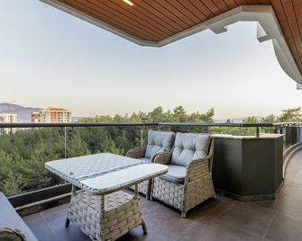 Utopia Suite Residence1 - Bornova - Balcón