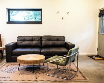 Studio Z - modern space 2mi from Choctaw Casino - Durant - Sala de estar