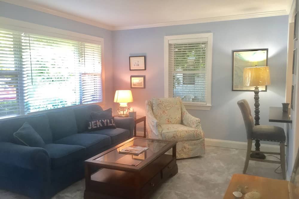 Grace's Getaway: Newly refurbished.Two blocks to the beach! - Jekyll Island - Sala de estar