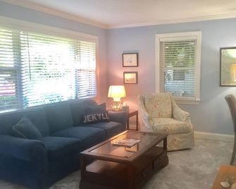 Grace's Getaway: Newly refurbished.Two blocks to the beach! - Jekyll Island - Sala de estar