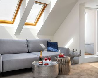 Coco Chanel Boutique Apartment by Goodnite cz - Brno - Olohuone