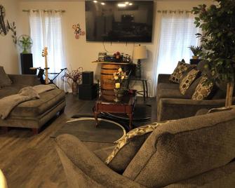 Charming 3-bedroom house with AC and WiFi in lovely Tuscaloosa - Tuscaloosa - Living room