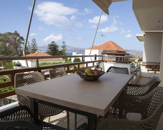 Contemporary 2 bedroom apt 5 min walk from Kissamos center - Kissamos - ระเบียง