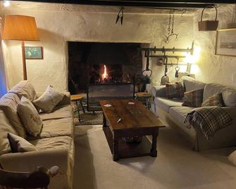 Charming old cottage overlooking Dunmanus Bay - Durrus - Vardagsrum