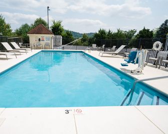 Holiday Inn Express & Suites Knoxville-North-I-75 Exit 112 By IHG - Powell - Piscina