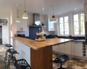 House with swimming pool in a quiet location with uninterrupted view between Joyeuse and Les Vans - Largentière - Cocina