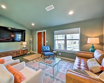 Modern Bentonville Home: Mountain Biker's Paradise - Bentonville - Living room