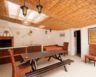 6 Bed Dorm: Ericeira Chill Hill Hostel & Private Rooms (Rnal Nº 4514 / Al) - Ericeira - Eetruimte