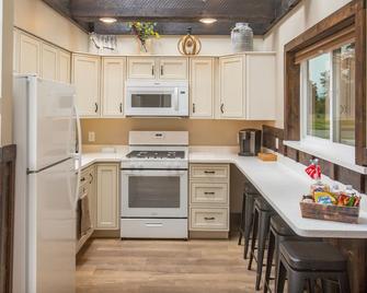 Alaska Back Country Cottages - Palmer - Kitchen