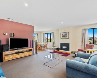 Mountain Breeze - Hanmer Springs Holiday Home - Hanmer Springs - Living room