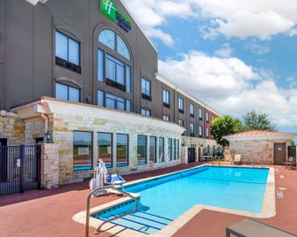 Holiday Inn Express & Suites Beeville By IHG - Beeville - Piscina