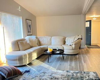Modern, spacious, comfortable house on private lot - Hood Canal, Port Gamble - Poulsbo - Sala de estar