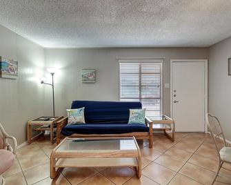 Cozy And Spacious Bungalow! - Port Aransas - Wohnzimmer