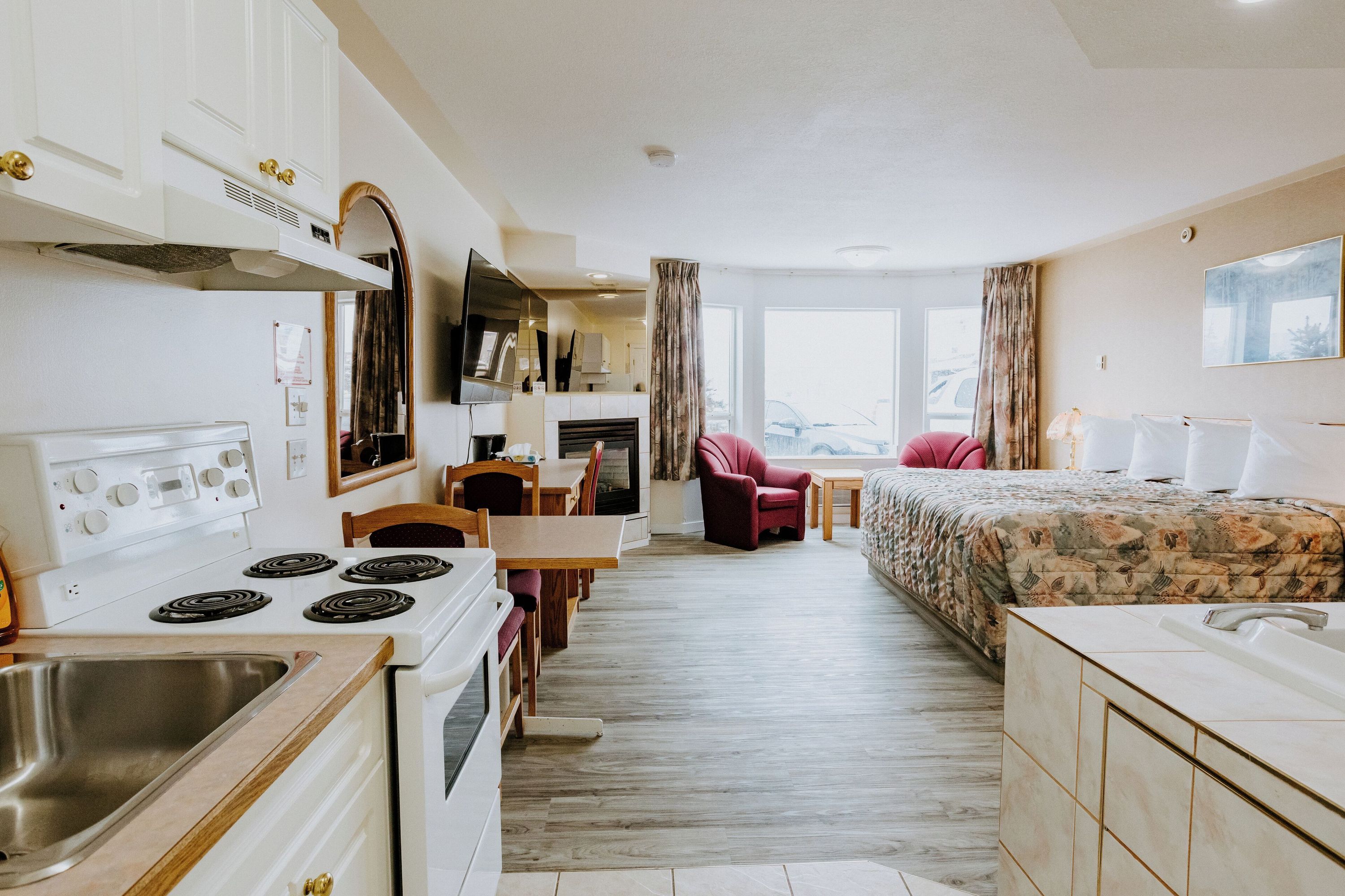 Western Budget Plus Mosaic Suites thumbnail 2