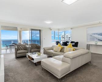 Oscar on Main Resort - Main Beach - Living room