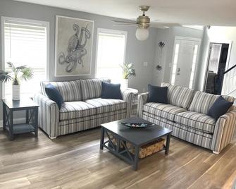 Chic & Spacious Vacation Home.Community Pool, Modern Amenities & Serene Vibes - Rehoboth Beach - Living room