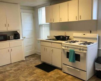 Private 2-bedroom apartment with direct bus to NYC Manhattan only a 5-minute walk away - Elizabeth - Kitchen
