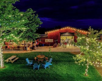 Escape to the Fort: A Rustic Luxe Retreat Like No Other - Greeley - Patio