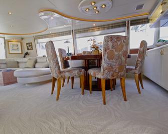 Luxury Yacht - Escape the Crowds, Soak up the Sun & Enjoy Breathtaking Views! - Daytona Beach - Salle à manger