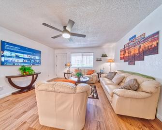 Pool Side - Unit 114 - מסה - סלון