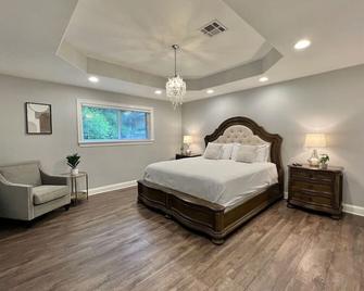 Modern Spacious Home with Pool Table and Projector 10 Min to FQ - New Orleans - Bedroom