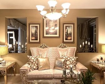 Nabor(6) cozy comfortable adorable stand-alone with private bathroom - Tracy - Living room