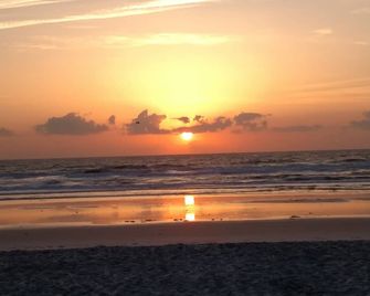 Kid and Pet Friendly Family Ocean Oasis! 2 Blocks from the Beach, East side A1A. - Neptune Beach - Beach